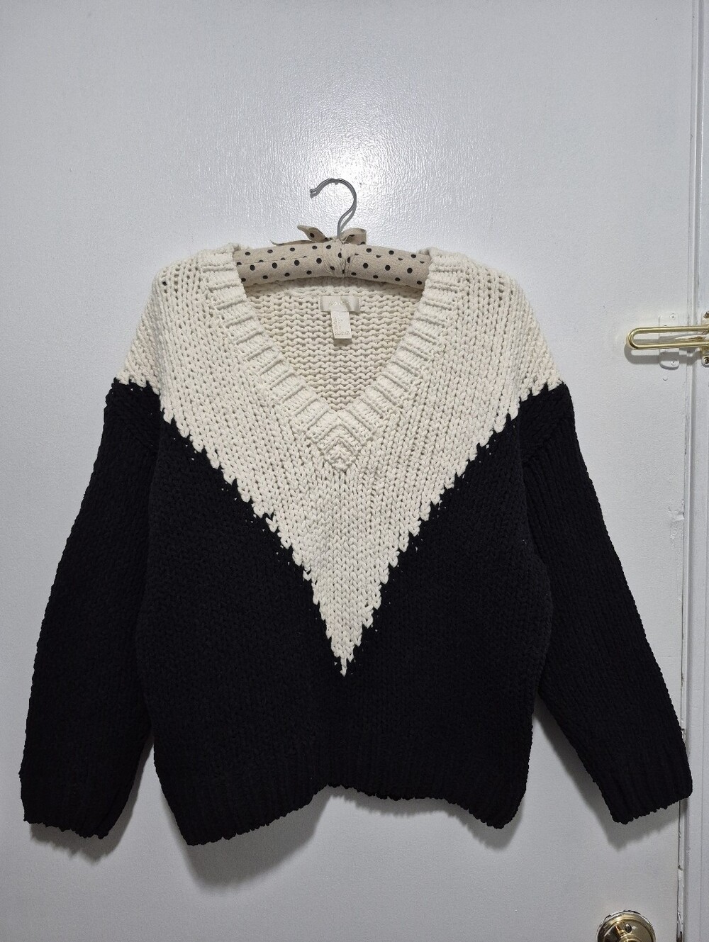 Forever 21 Cream & Black Sweater - Small